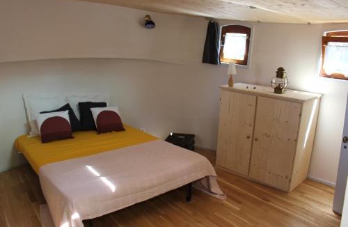 Ramonville-Saint-Agne Boat Rental | studio sur péniche La Tortue
