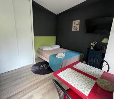 Equemauville Apartment | Studio T1 piscine chauffée parking gratuit les hauts dhonfleur