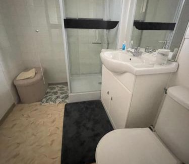 Equemauville Apartment | Studio T1 piscine chauffée parking gratuit les hauts dhonfleur
