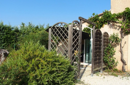 Bagnols-sur-Ceze Villa | Studio T2 with swimming pool in Provence Occitanne