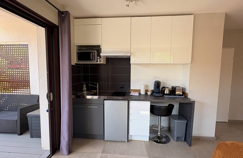 Laverune Apartment | Studio Terrace