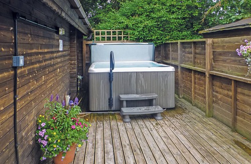 Cullompton Ski Chalet | Studio timber lodge with one double.