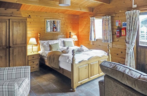 Cullompton Ski Chalet | Studio timber lodge with one double.