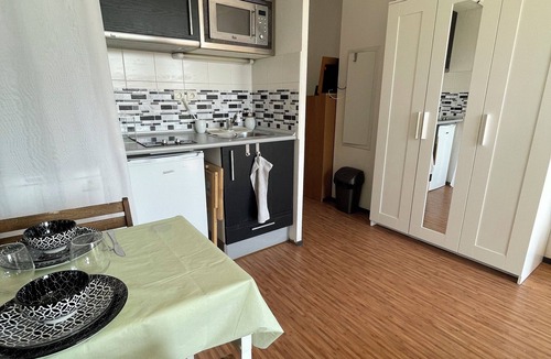 Aiguerelles Apartment | Studio Tout Confort, Accès aux Plages en 15 Minutes par Bus/tram Juste en Bas!