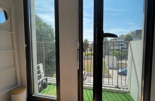 Aiguerelles Apartment | Studio Tout Confort, Accès aux Plages en 15 Minutes par Bus/tram Juste en Bas!