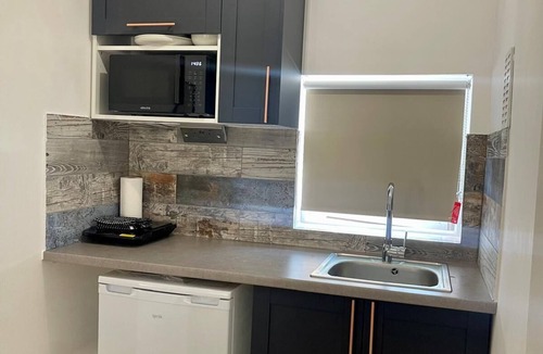 Hackney Downs Apartment | Studio Traditional Private bathroom with shower