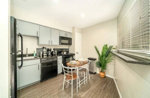East Riverside - Oltorf Apartment | Studio Treehouse Escape ~ South Austin ~ Work-Pro Friendly