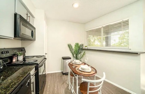 East Riverside - Oltorf Apartment | Studio Treehouse Escape ~ South Austin ~ Work-Pro Friendly