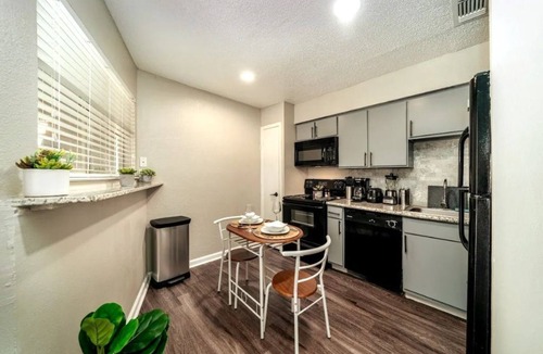 East Riverside - Oltorf Apartment | Studio Treehouse Zen Den ~ South Austin ~ Work-Pro Friendly