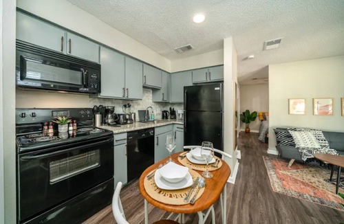 East Riverside - Oltorf Apartment | Studio Treehouse Zen Den ~ South Austin ~ Work-Pro Friendly