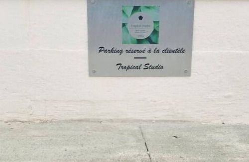 Saint-Julien Apartment | Studio Tropical