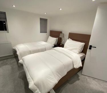 Hale Apartment | Studio twin budget flat