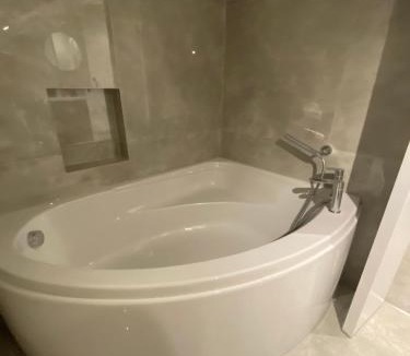 Hale Apartment | Studio twin budget flat