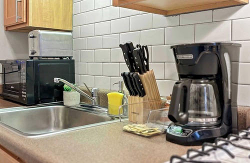 Hyde Park Apartment | Studio Unit | Chic + Prime Location