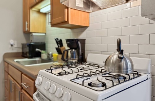 Hyde Park Apartment | Studio Unit | Chic + Prime Location