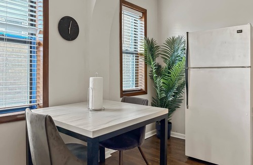 Hyde Park Apartment | Studio Unit | Chic + Prime Location