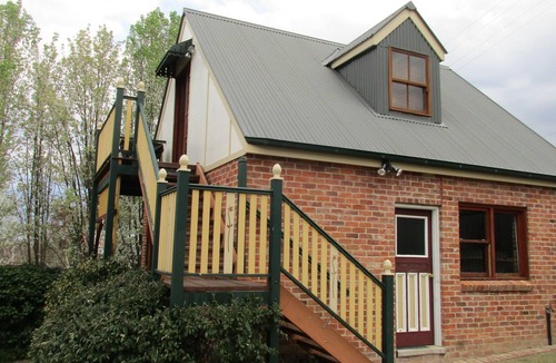 Bathurst Apartment | Studio. Upstairs small studio close to CBD