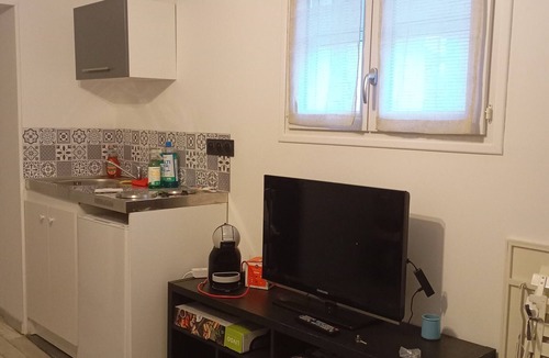 Loriol-du-Comtat Apartment | Studio "Villa Loriol du Comtat" with Shared Pool and Private Terrace