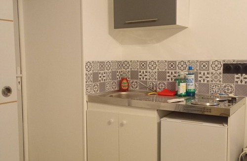 Loriol-du-Comtat Apartment | Studio "Villa Loriol du Comtat" with Shared Pool and Private Terrace