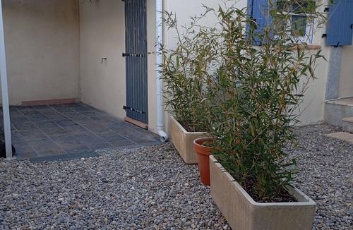 Loriol-du-Comtat Apartment | Studio "Villa Loriol du Comtat" with Shared Pool and Private Terrace