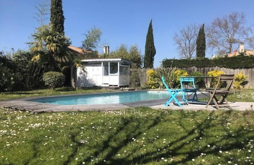 Saint-Medard-en-Jalles Apartment | Studio with pool