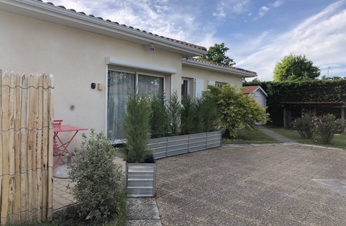 Saint-Medard-en-Jalles Apartment | Studio with pool