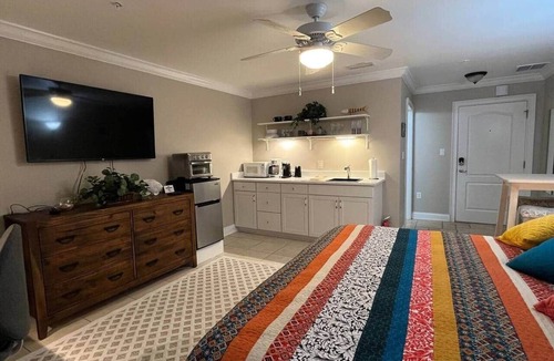 Jacksonville Beach Apartment | Studio w/king size bed -3 minute walk to beach