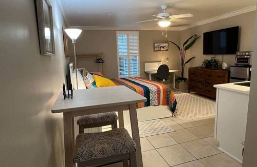 Jacksonville Beach Apartment | Studio w/king size bed -3 minute walk to beach