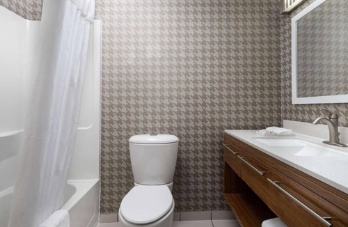 North Charleston Hotel | Studio w/King Bed, Kitchenette & Pool Access | 3 mi to Charleston Airport