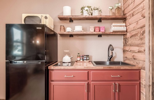 Prescott Hotel | Studio w/Kitchen | King Bed | Free Parking