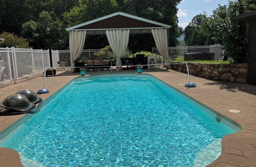 Troutville Apartment | Studio w/pool & hot tub -only minutes to Triple Crown hiking trails