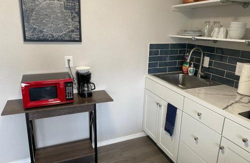 University Heights Apartment | Studio wbalcony-Nob Hill, UNMH, Pres Hosp