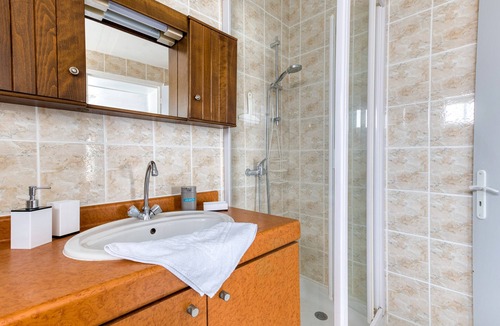 Bourcefranc-le-Chapus Apartment | Studio with Wi-Fi and Air Conditioning