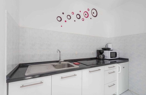 Susnjici Apartment | Studio with air conditioning and pool