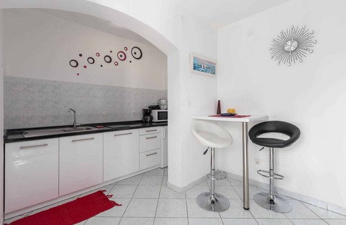 Susnjici Apartment | Studio with air conditioning and pool