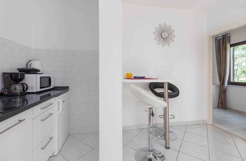 Susnjici Apartment | Studio with air conditioning and pool
