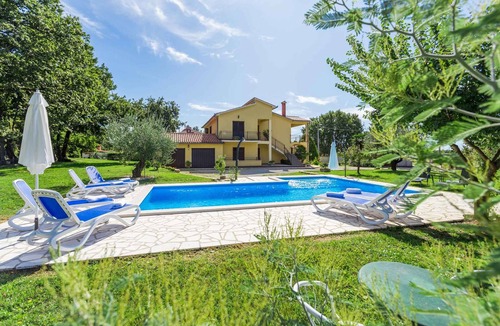 Susnjici Apartment | Studio with air conditioning and pool