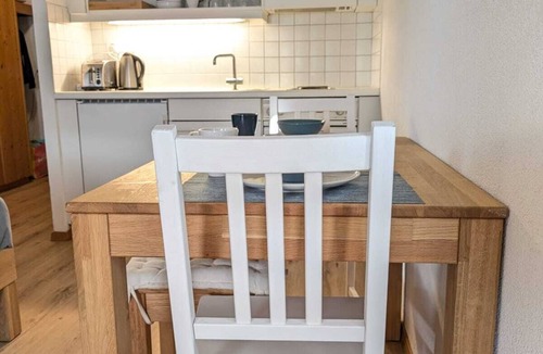 Aeschi bei Spiez Apartment | Studio with balcony, Niesen view & parking near Interlaken, Thunersee & Blausee