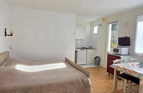 La Roche-Posay Apartment | Studio with balcony, shared garden, WIFI, near the spa