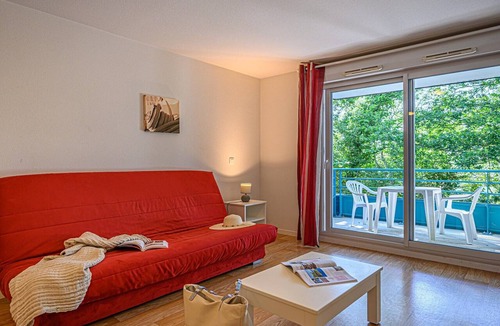 Plescop Apartment | Studio with Balcony Near Vannes