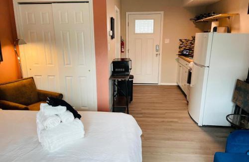University Heights Apartment | Studio with balcony