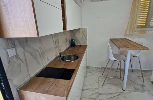 Vrbnik Apartment | Studio with barbecue only 50 m from the Adriatic Sea