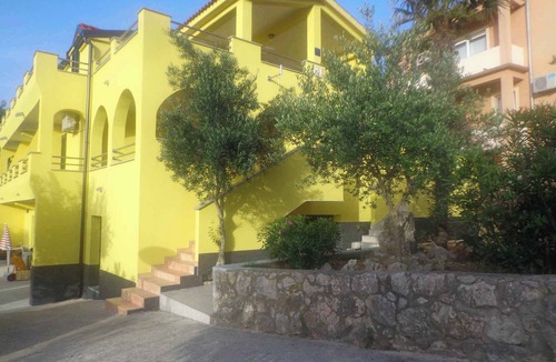 Vrbnik Apartment | Studio with barbecue only 50 m from the Adriatic Sea