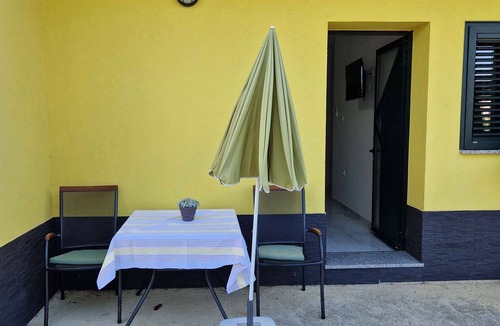 Vrbnik Apartment | Studio with barbecue only 50 m from the Adriatic Sea