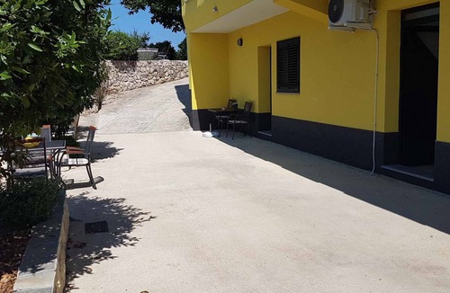 Vrbnik Apartment | Studio with barbecue only 50 m from the Adriatic Sea
