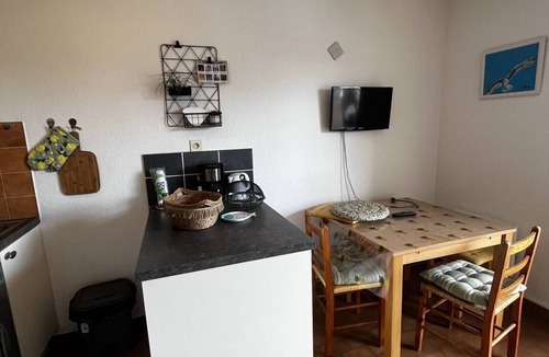 Le Port Apartment | Studio with Cabin for 4 – Marina View, Beach Just Steps Away, with Elevator Access