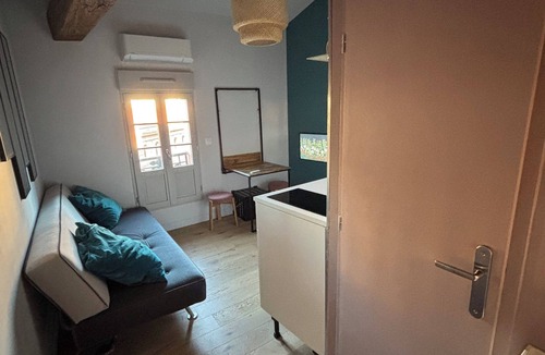 Saint - Aubin - Dupuy Apartment | Studio with character - Place DUPUY