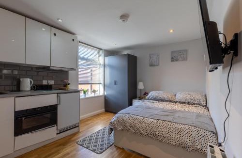 Luton Apartment | Studio with en suite, compact and comfortable for 1-2 people