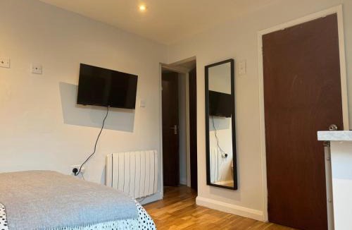 Luton Apartment | Studio with en suite, compact and comfortable for 1-2 people