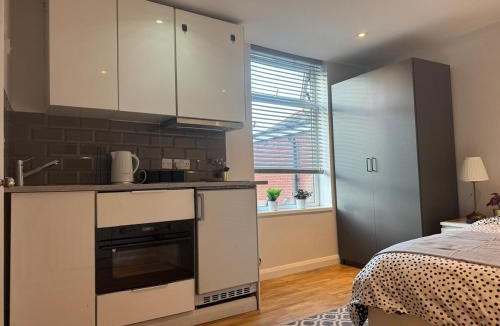 Luton Apartment | Studio with en suite, compact and comfortable for 1-2 people